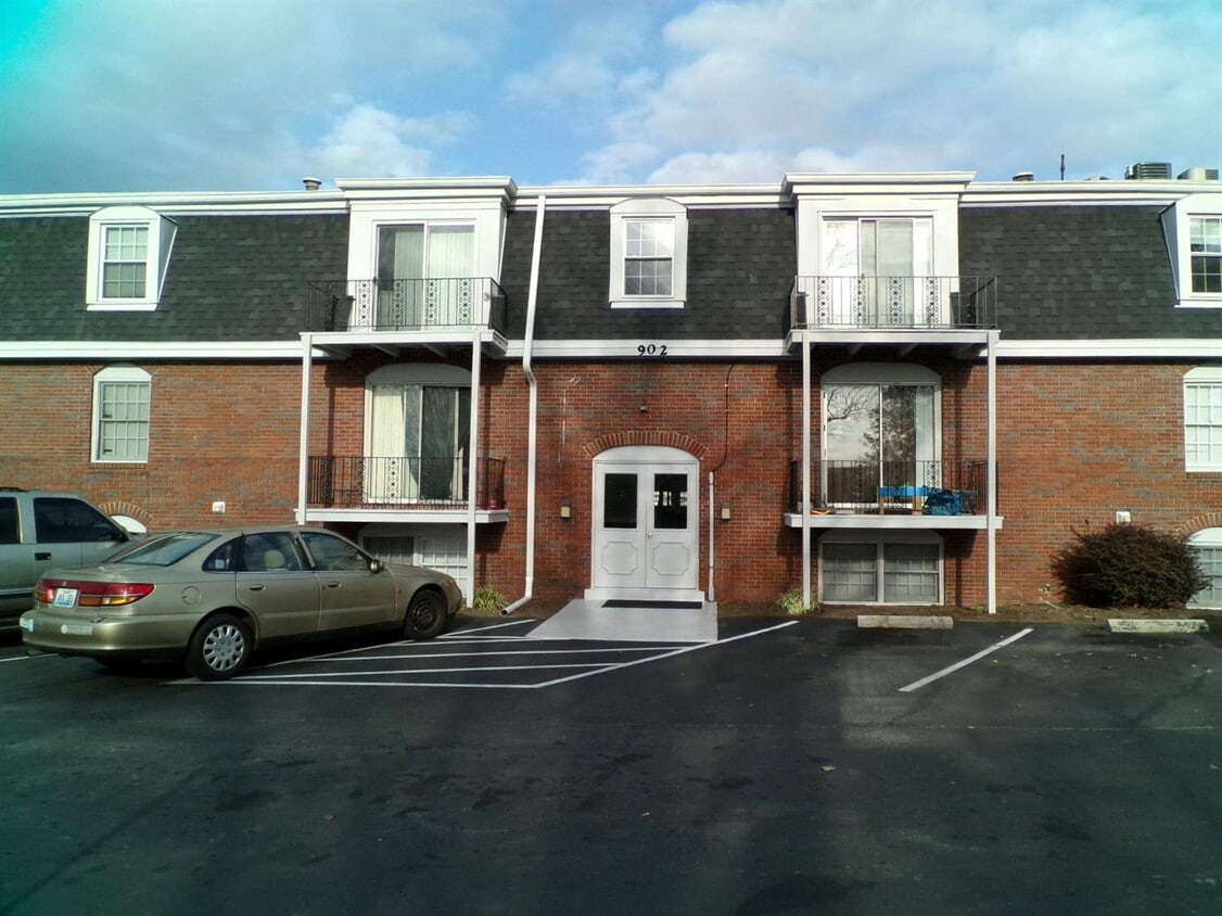 902 Tierra Linda Dr Unit 9, Frankfort, KY 40601 Room for Rent in