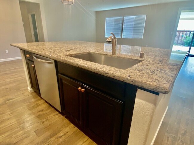 Foto del edificio - ALMOST NEW, UNIQUE 4 BEDROOM, 3 BATH, 2 CA...