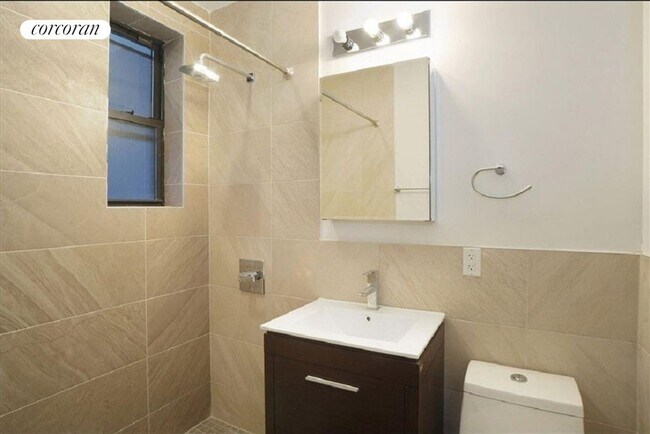 Foto del edificio - 1384 Madison St