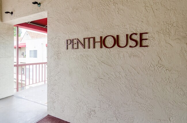 Top floor with vaulted ceilings - 3173 Wayside Plz