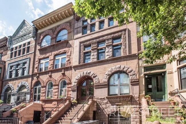 Building Photo - Stunning & Charming 1 BED in Historic Crow...