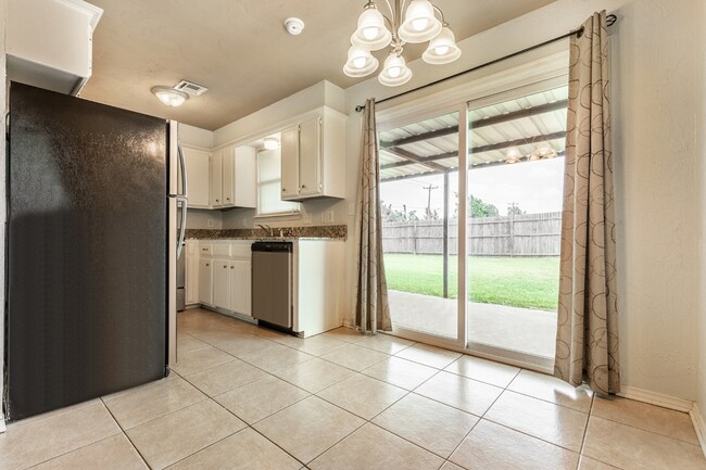 Building Photo - 820 S Highland Dr