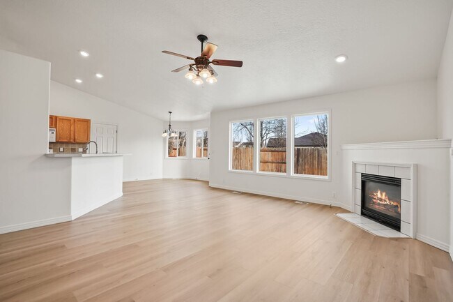 Foto del edificio - 3bd/2ba Home on Large Private Lot in Estab...