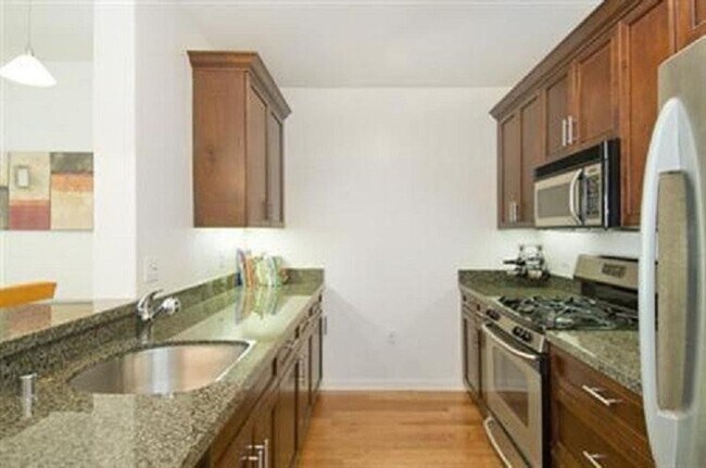 Foto del edificio - Beautiful Top Floor Corner 1BR Condo with ...