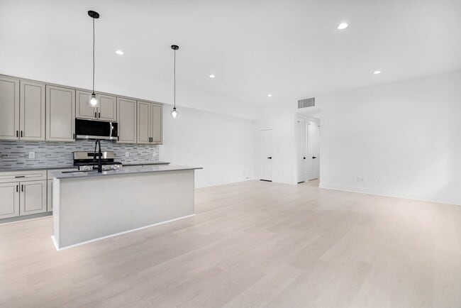 Foto del edificio - 8203 Moon Beam St