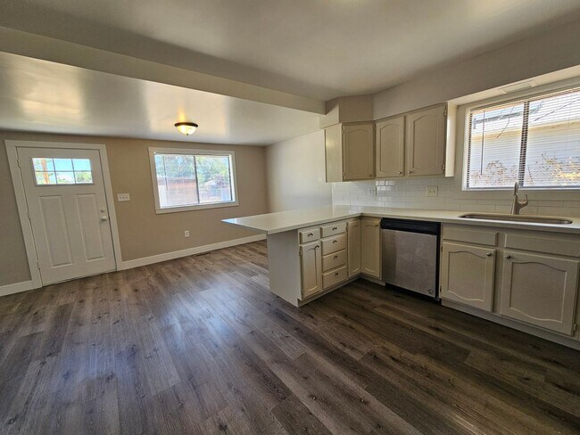 Foto del edificio - Updated 4 Bed Home with Large Yard