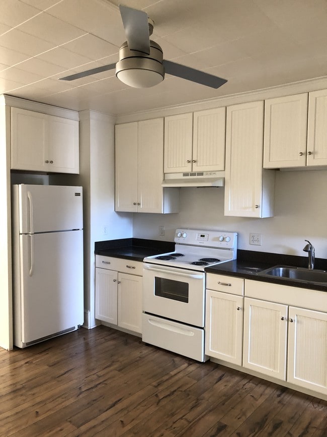 Kitchen has lots of cabinet space - 140 N Prince St