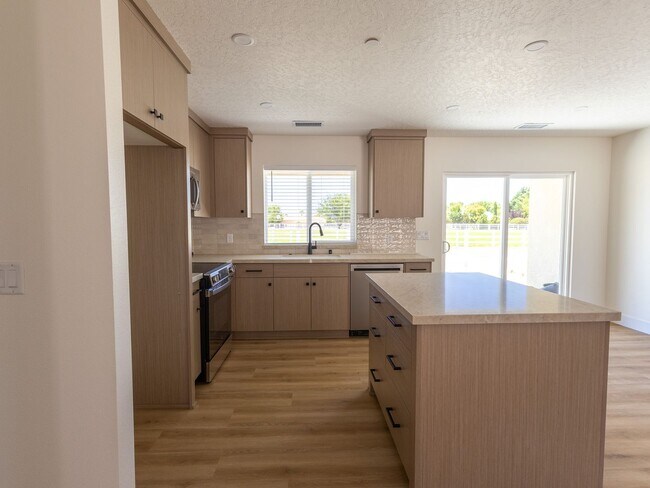 Foto del edificio - SPRING VALLEY LAKE EQUESTRIAN AREA - BRAND NEW CONSTRUCTION 3 BEDROOM