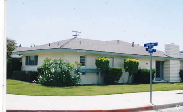 Building Photo - 2144 E Almont Ave
