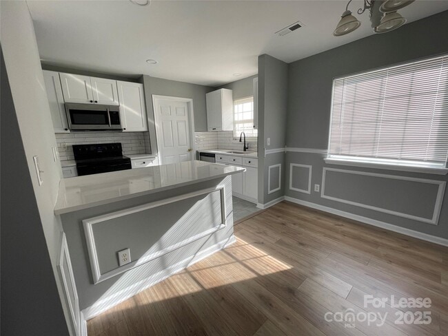 Building Photo - 1755 Rosewell Dr