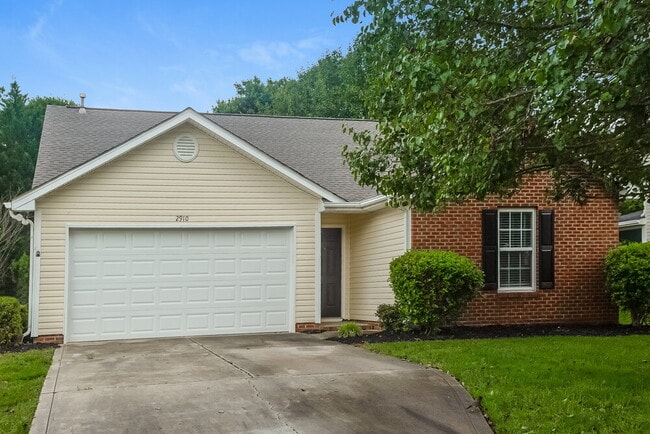Building Photo - 2910 Rosemeade Dr