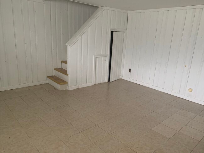 basemen - 7662 Woodbine Ave