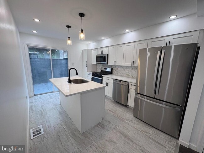 Building Photo - 2040 S Norwood St