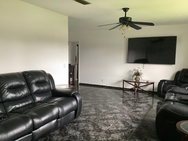 Building Photo - 1391 NW 54th Ter