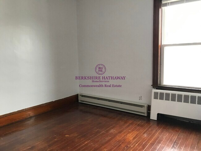 Building Photo - 35 Rossmore St