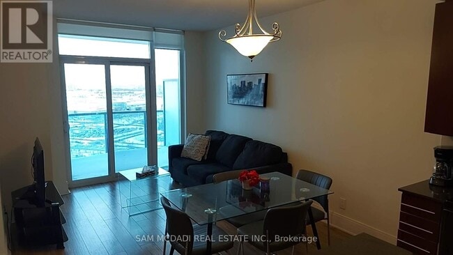 Building Photo - 330 Burnhamthorpe Rd W