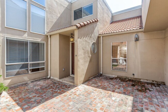 Foto del edificio - UPDATED 2-BEDROOM TOWNHOME IN MIDTOWN