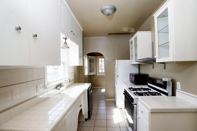 Kitchen - 4240 E Vermont St