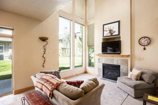 Foto del edificio - 6144 Fox Point Cir