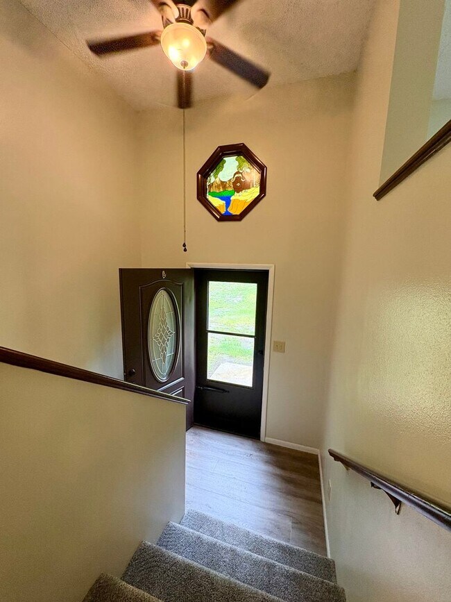 Foto del edificio - Dog friendly, 3 bedroom home in the hills