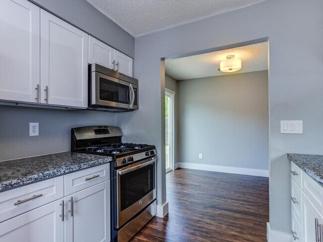 Foto del edificio - 2202 Cedar Bend Dr