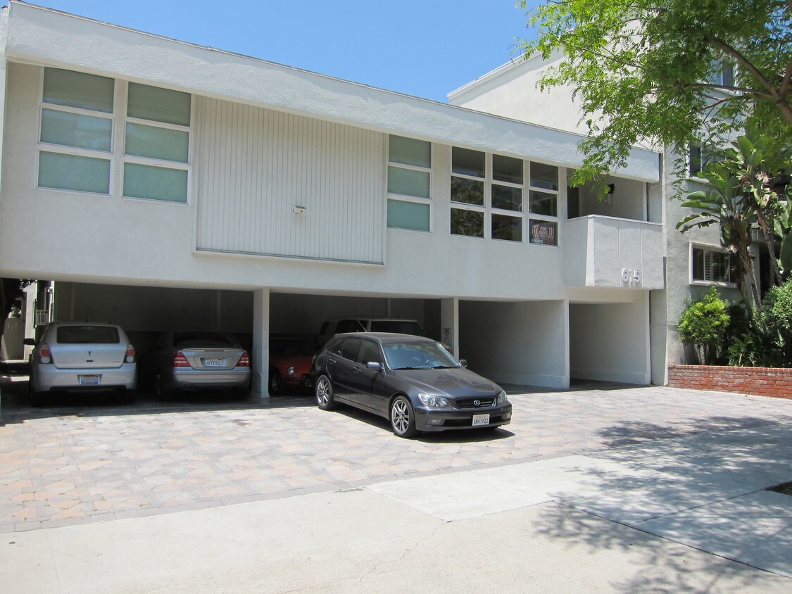 front - 615 N Flores St