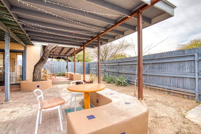 Building Photo - 1030 N Tucson Blvd