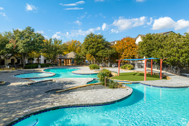 Piscinas relucientes - The Ladera Apartments