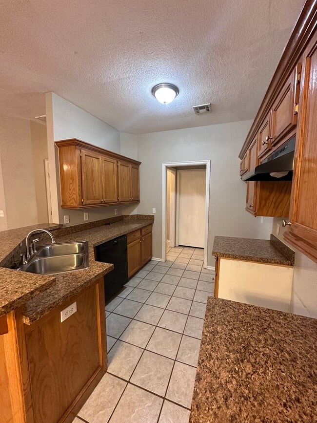 Building Photo - 325 W Strasburg Way Mustang, OK 73064