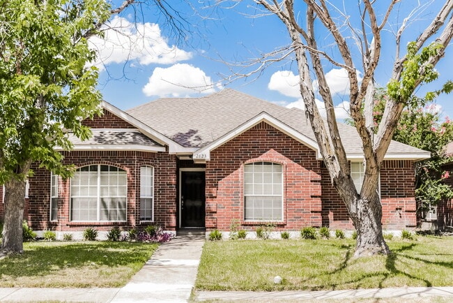 Building Photo - 2823 St Martin Dr