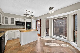 Building Photo - 2026 Ashford Hollow Ln