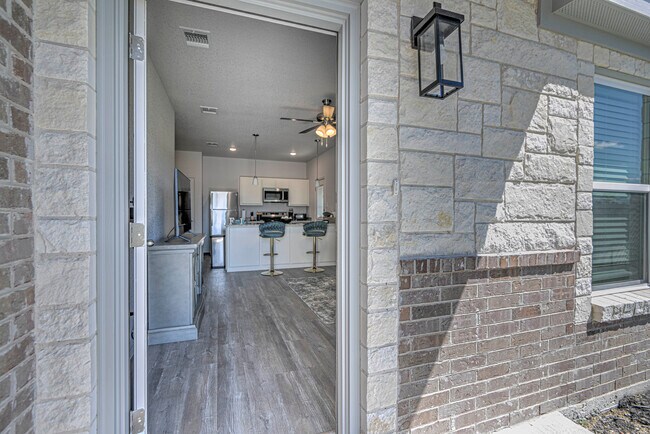 Foto del edificio - 5812 McGregor Loop