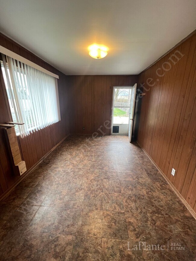 Building Photo - Welcome to this charming 3-bedroom, 1-bath...