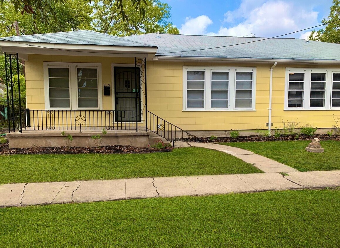Foto principal - AMAZING 2 Bedroom / 1 Bath Home!