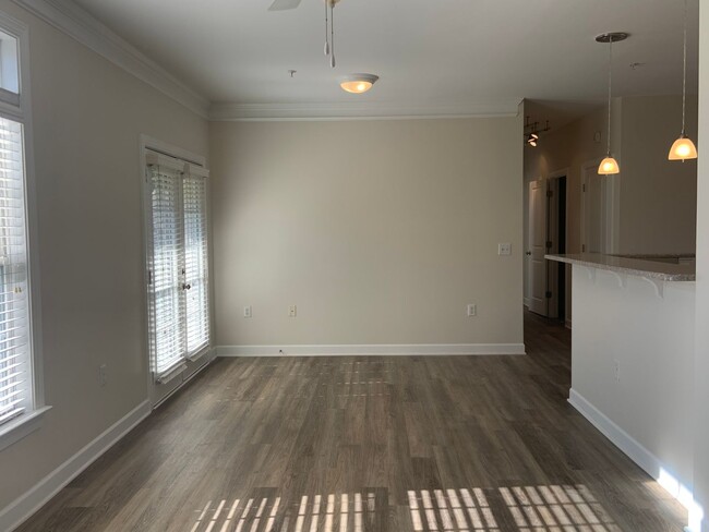 Building Photo - 2 BR Brookeside At Irving Park Condo, Conv...