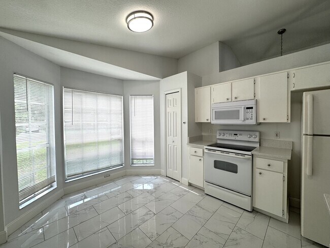Foto del edificio - 2321 S Brown Ave