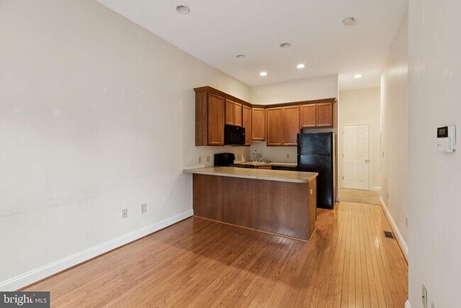 Foto del edificio - 2542 W Girard Ave