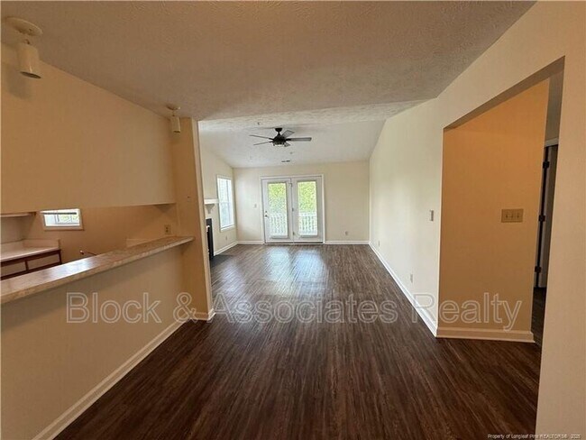 Foto del edificio - 300 Waterdown Dr