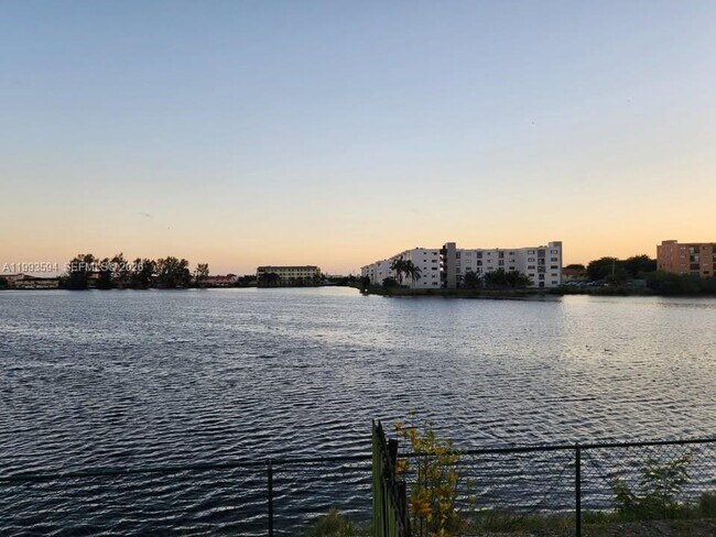 Foto del edificio - 8360 NW 103rd St