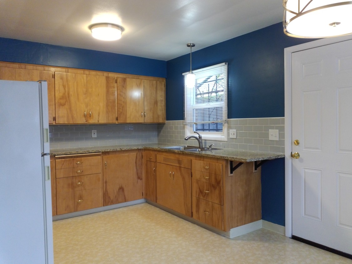eat in kitchen - 3440 SE Madison St