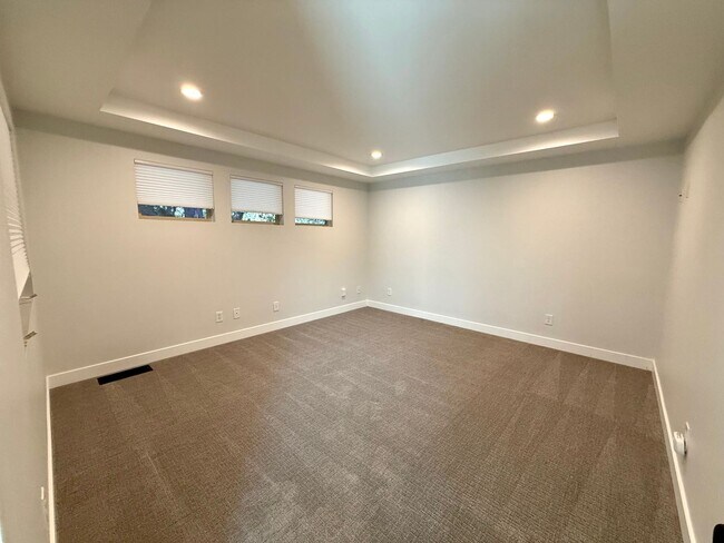 Foto del edificio - 4 Bedroom Home in Awbrey Butte Neighborhood – Unfurnished, Short Lease