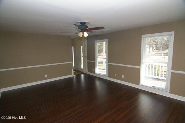 Foto del edificio - 709 Spring Run Rd