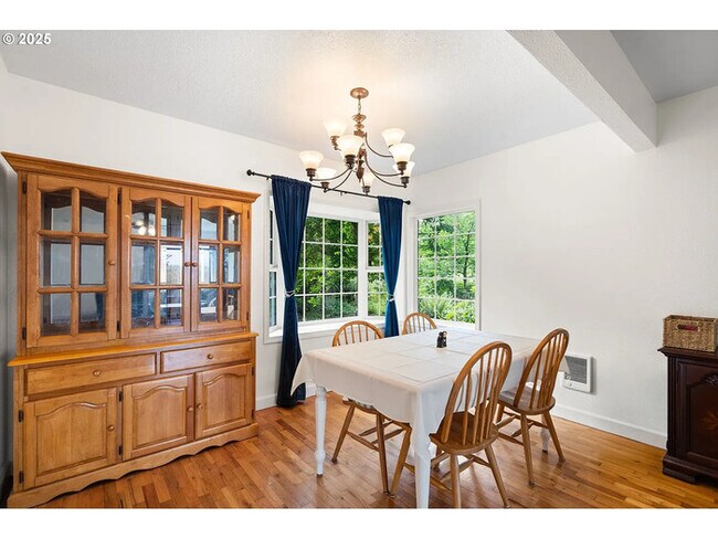 Foto del edificio - THREE BEDROOM THREE BATH ON ONE HALF ACRE IN KELSO