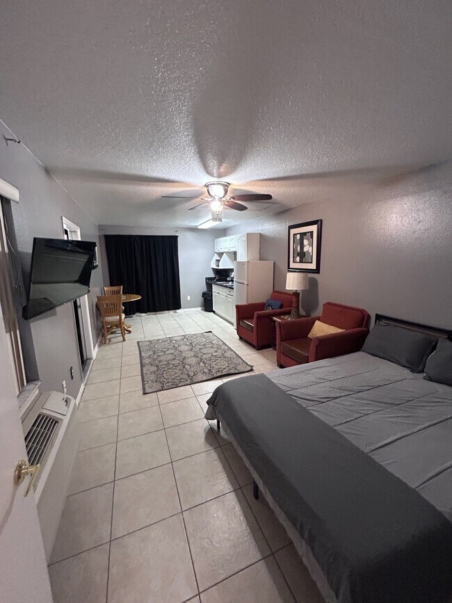 Building Photo - 423 Orchid Dr