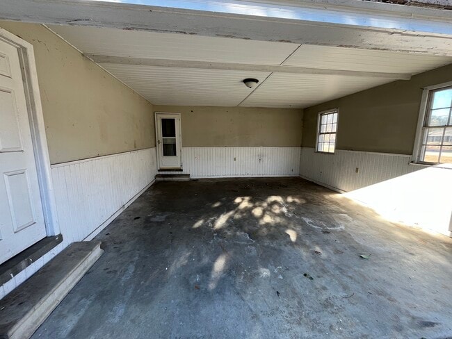 Building Photo - 704 E Grady St