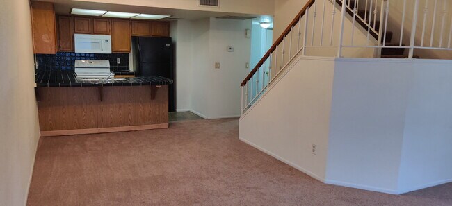 Building Photo - 3 bedroom 2 bathroom townhome available fo...