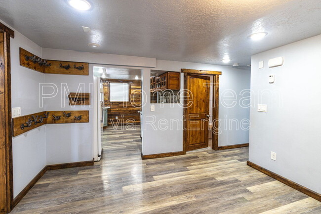 Building Photo - 477 Colonial Ave