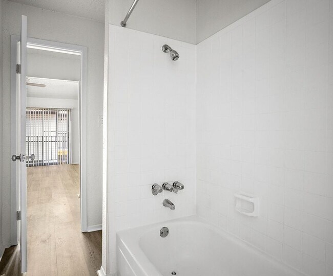Foto del edificio - 2111 Holly Hall St
