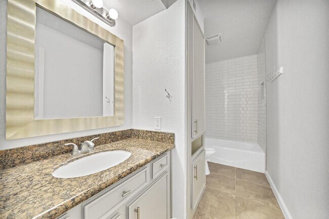 Foto del edificio - 2123 Lake Village Dr