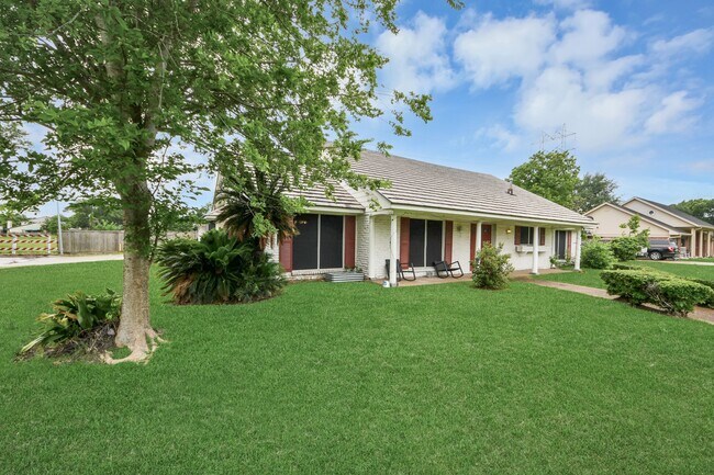 Building Photo - 5001 Glenhaven Dr